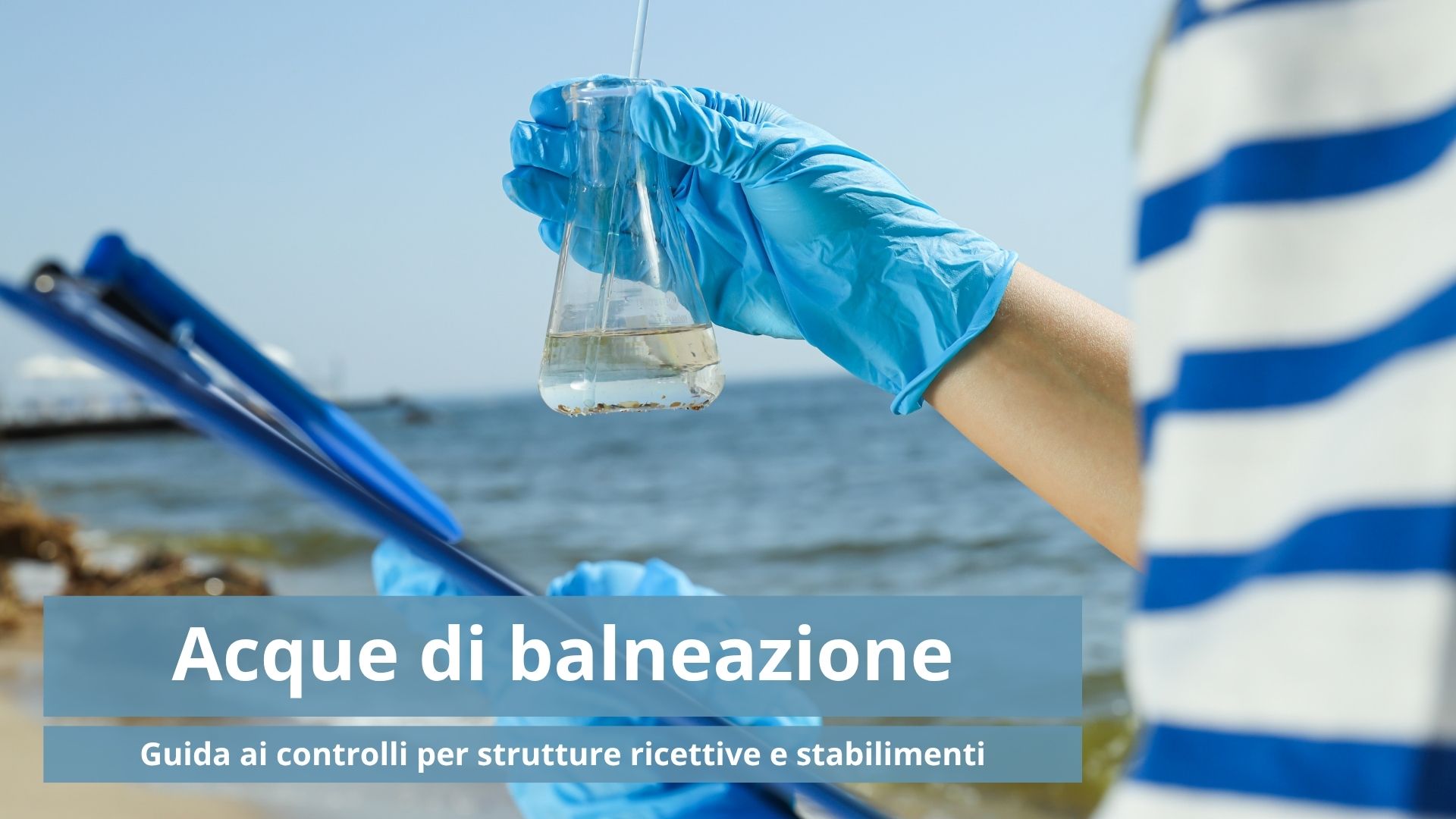 tecnico che preleva dell'acqua di balneazione