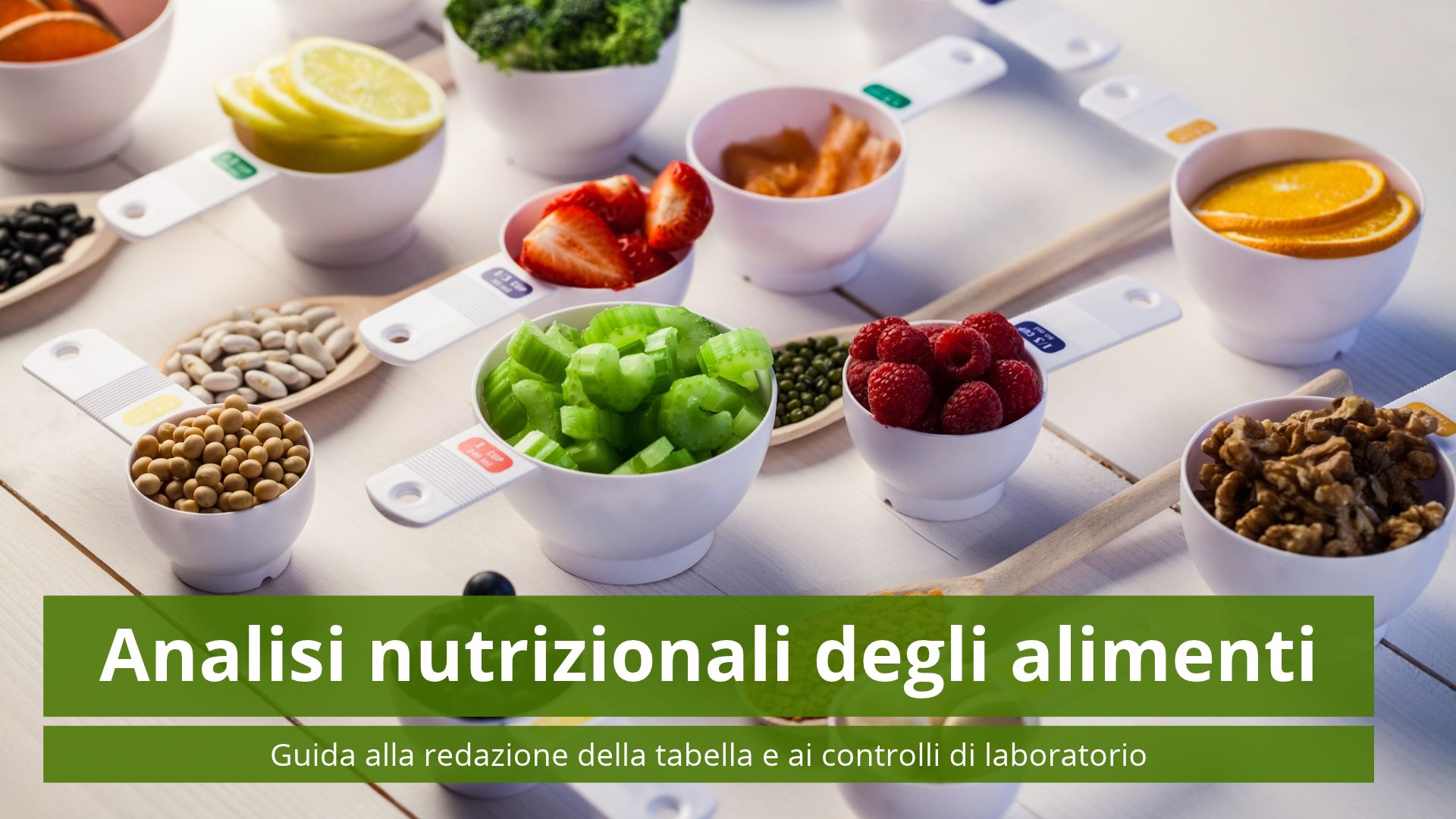 alimenti sopra un tavolo contenuti all'interno di cups