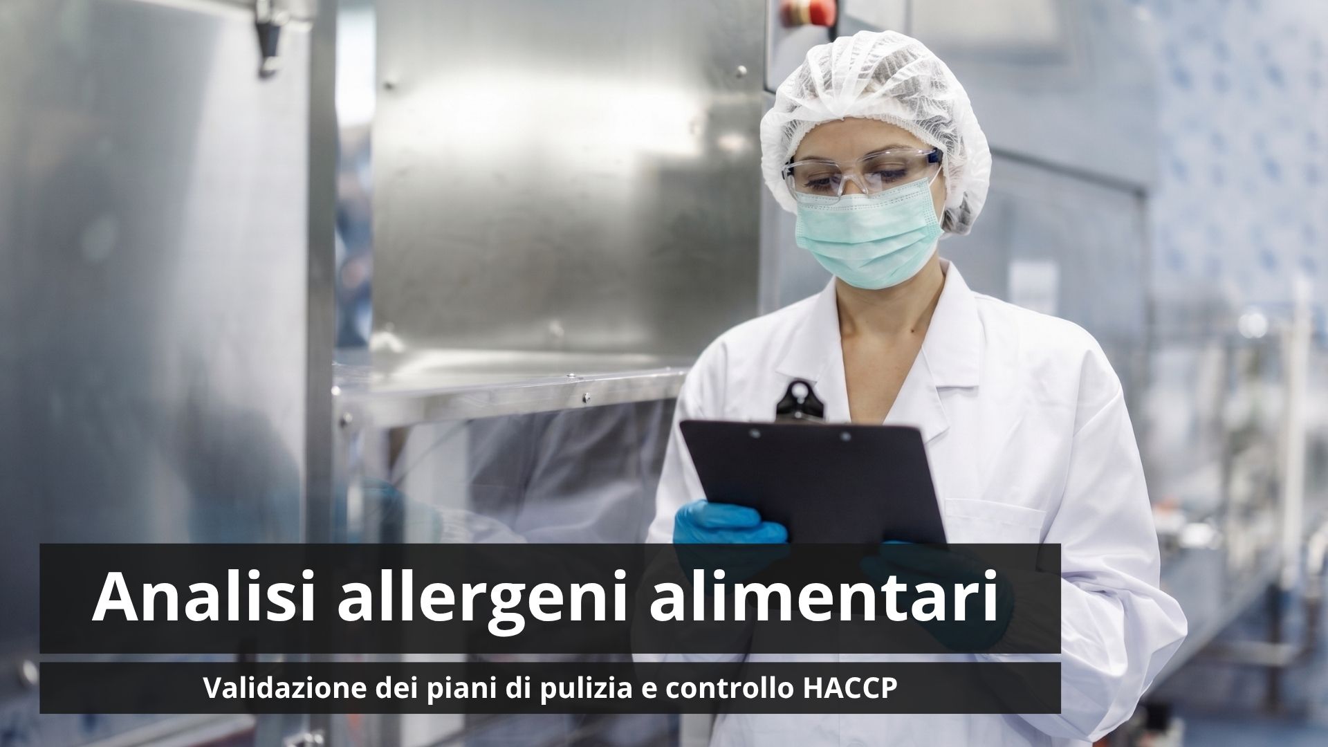 tecnico alimentare che sta effettuando un'ispezione HACCP