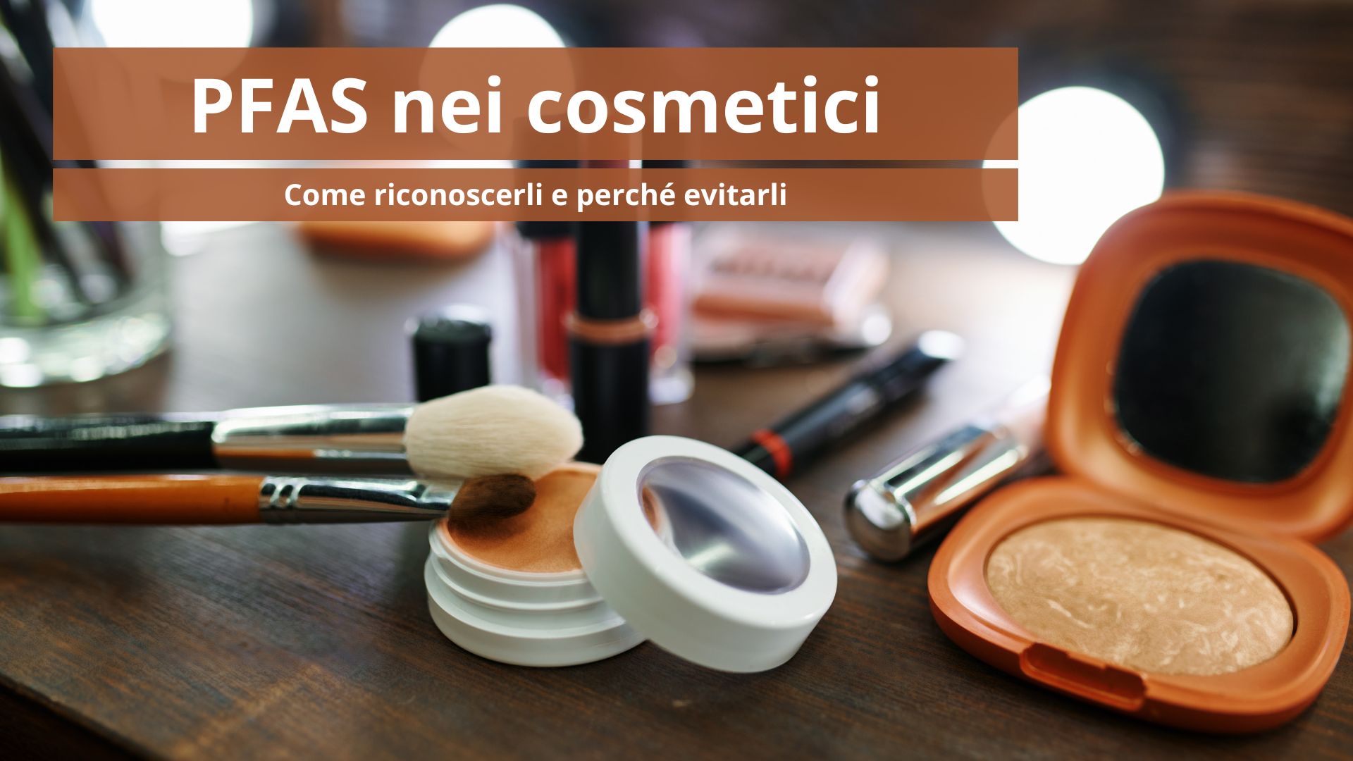 tavolo con cosmetici